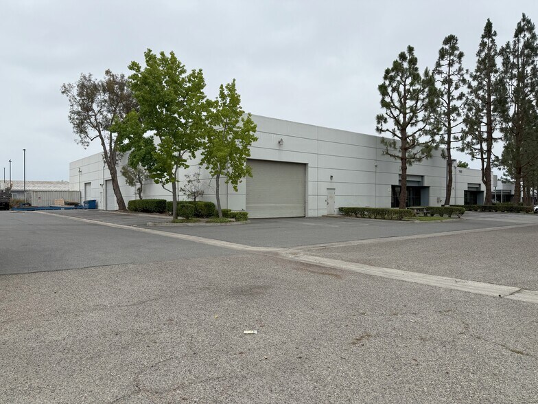 More Photos Of 7442 Vincent Cir, Huntington Beach Manufacturing For Lease