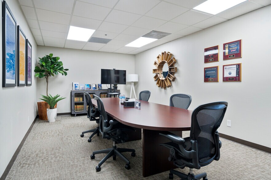 More Photos Of 202 E Earll Dr, Phoenix Medical For Sale