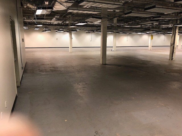 More Photos Of 2515 50th St, Woodside Warehouse For Lease