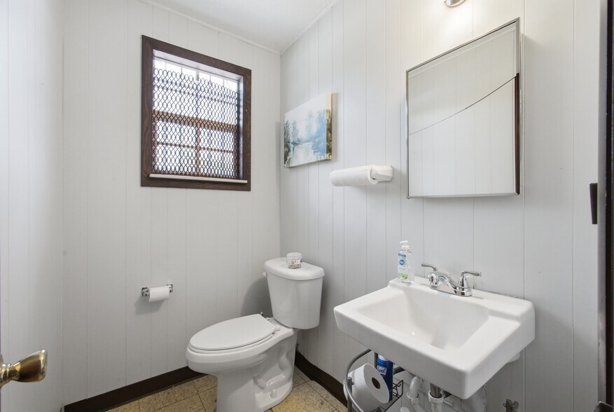 More Photos Of 119 Gateway Ave, Rockwood Office Residential For Sale