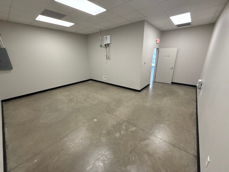 More Photos Of 27347 W Hardy Rd, Spring Warehouse For Lease