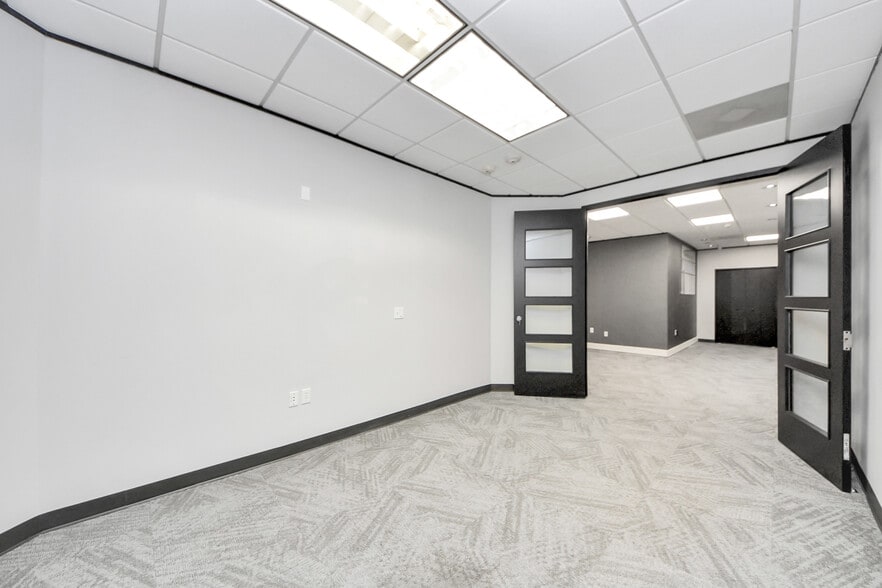 More Photos Of 6100 Corporate Dr, Houston Office For Sale
