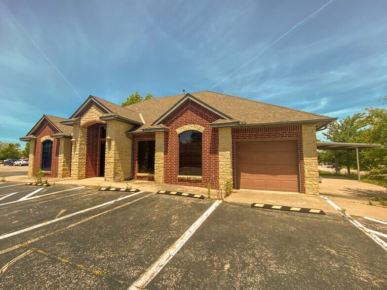More Photos Of 2400 Palmer Cir, Norman Medical For Lease