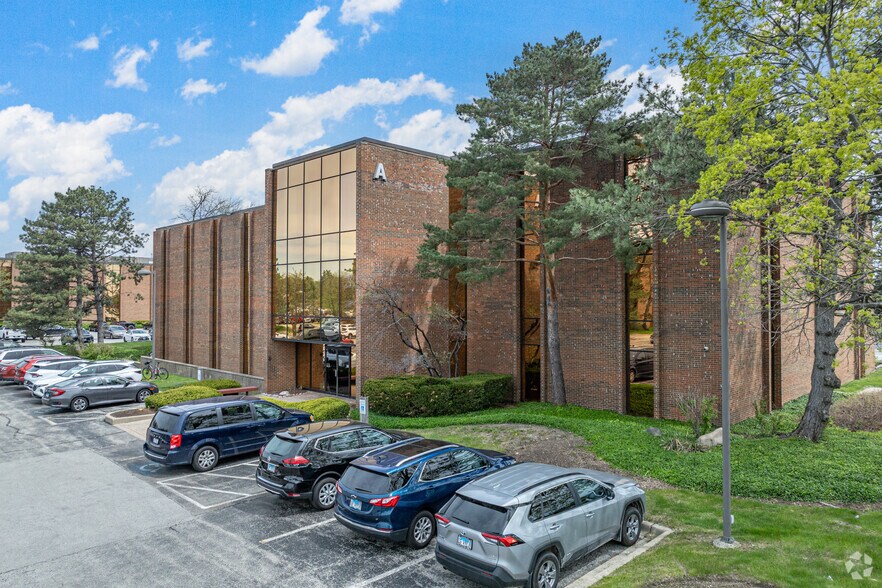 Primary Photo Of 800 Roosevelt Rd, Glen Ellyn Coworking Space