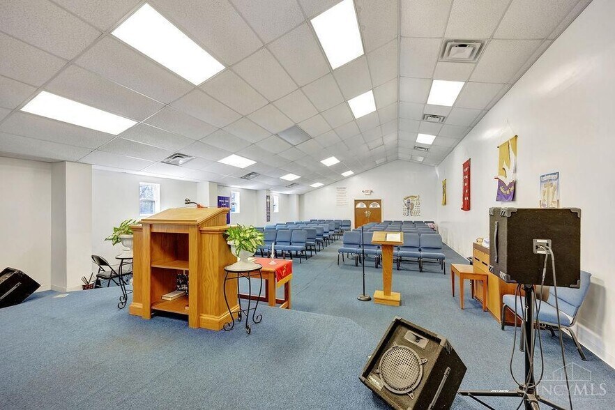 More Photos Of 10456 Pippin Rd, Cincinnati Office For Sale