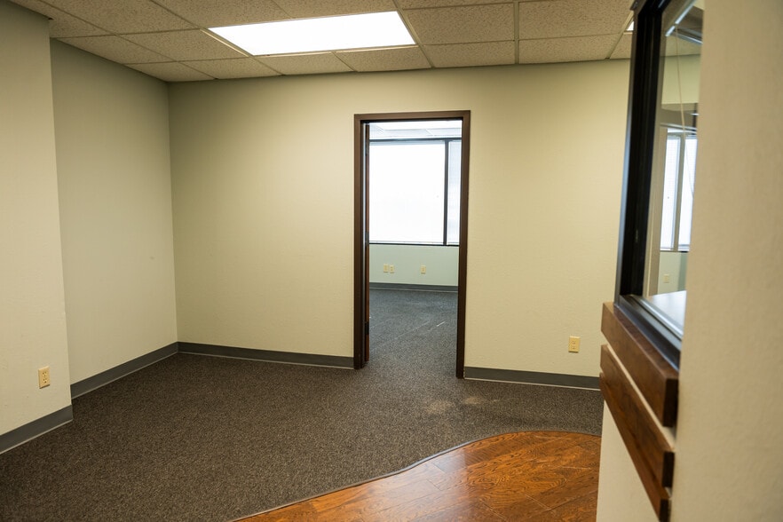 More Photos Of 407 N Cedar Ridge Dr, Duncanville Office Residential For Lease