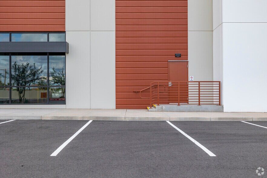 More Photos Of 2950 S McQueen Rd, Chandler Manufacturing For Sale