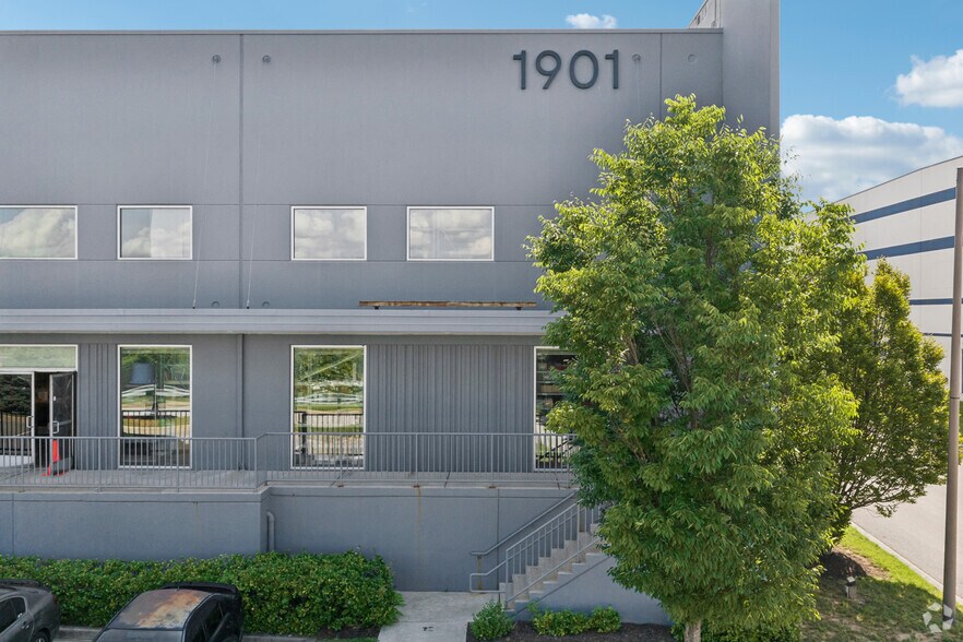 More Photos Of 1901 62nd St, Rosedale Warehouse For Lease
