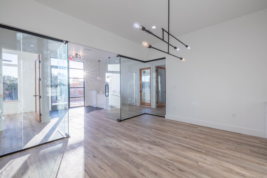 More Photos Of 8343 Upland Ave, Lubbock Office For Sale