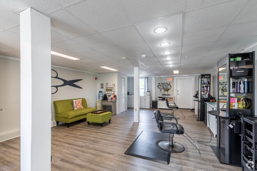 More Photos Of 82 Main St, East Hampton Apartments For Lease