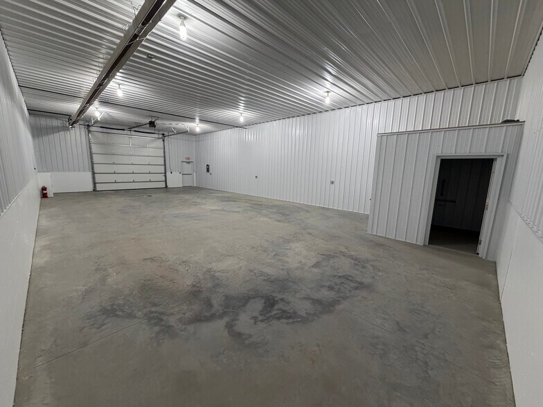More Photos Of 2014 Cabintown Rd, Bloomington Industrial For Lease