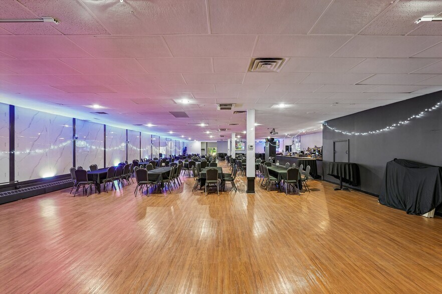 More Photos Of S76W17745 Janesville Rd, Muskego Restaurant For Sale