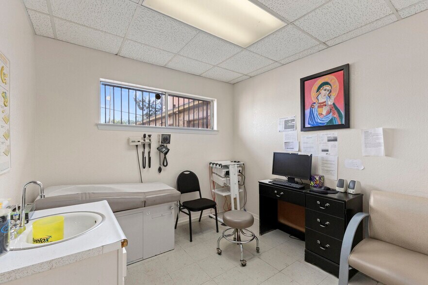More Photos Of 1445 Somerset Rd, San Antonio Medical For Sale