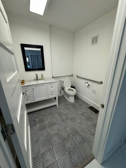 More Photos Of 1507 W North Loop Blvd, Austin Freestanding For Lease