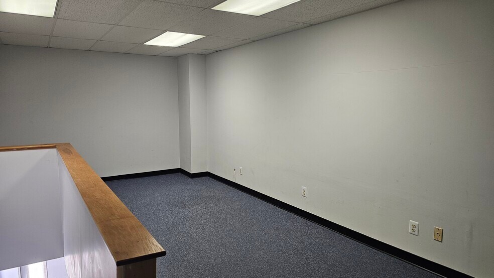 More Photos Of 1044 Industrial Dr, West Berlin Light Distribution For Lease