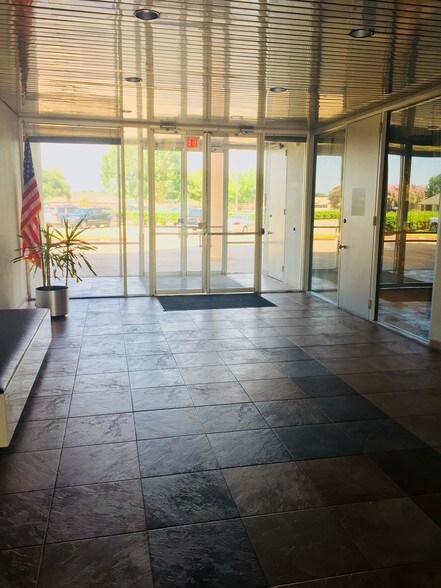 More Photos Of 1501 E Mockingbird Ln, Victoria Office For Lease