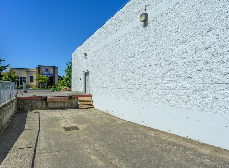 More Photos Of 1580 Mount Hood Ave, Woodburn Department Store For Lease