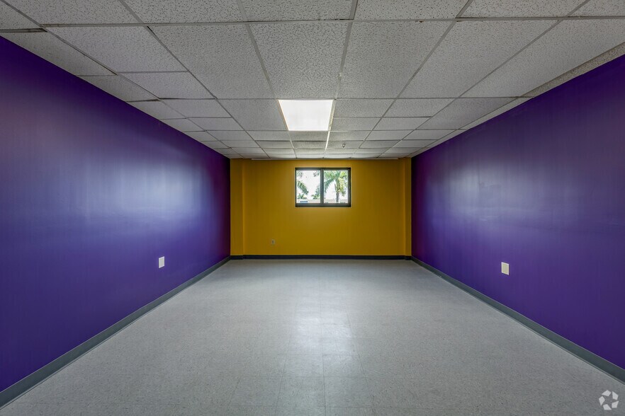 More Photos Of 2401 72nd St N, Saint Petersburg Manufacturing For Sale