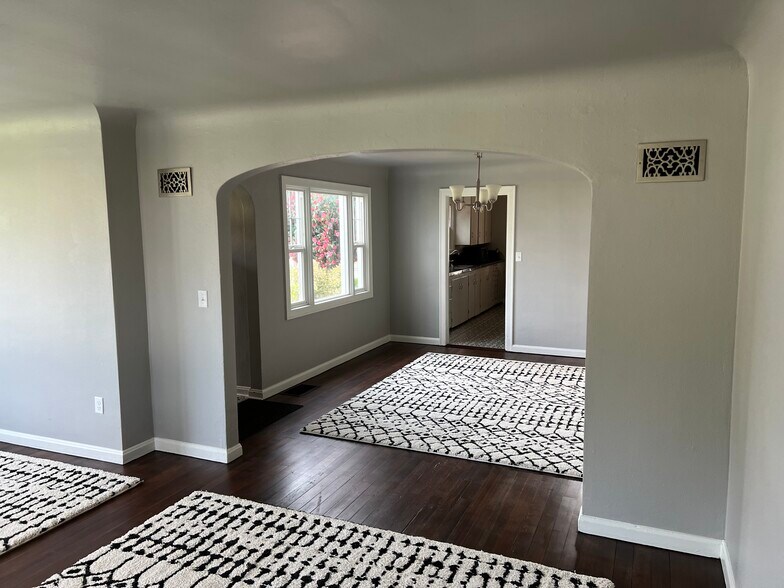 More Photos Of 2494 Roosevelt Blvd, Eugene Flex For Sale