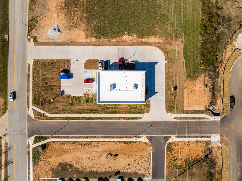 More Photos Of 211 Simon Sager Ave, Siloam Springs Freestanding For Sale