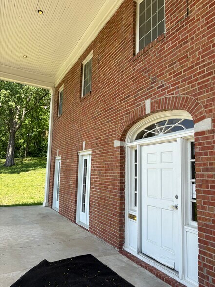 More Photos Of 17 S Jewell St, Liberty Office For Sale