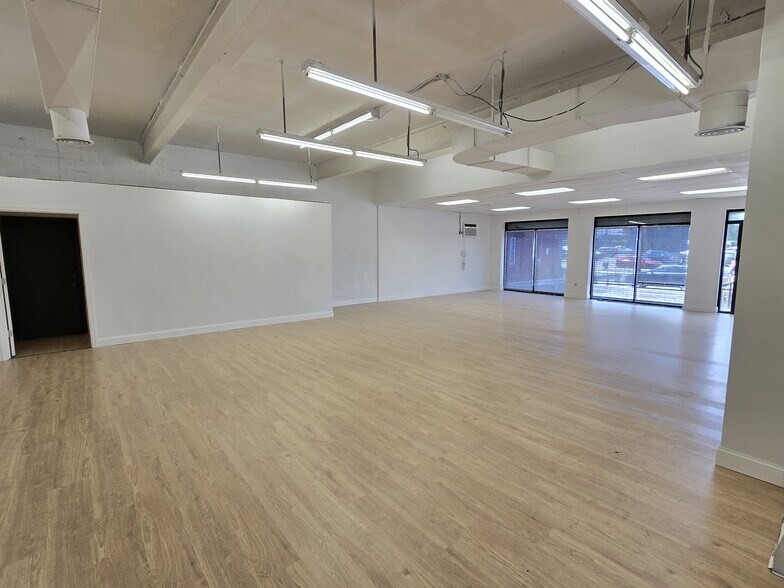 More Photos Of 54 Lawrence St, Hartford Freestanding For Sale