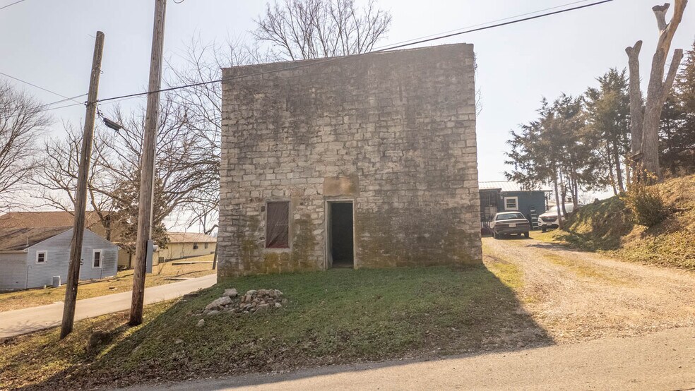 More Photos Of 105 E Couch St, Alton General Retail For Sale