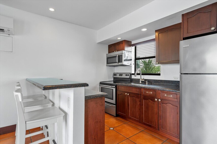 More Photos Of 333 Walnut St, Hollywood Hotel For Sale