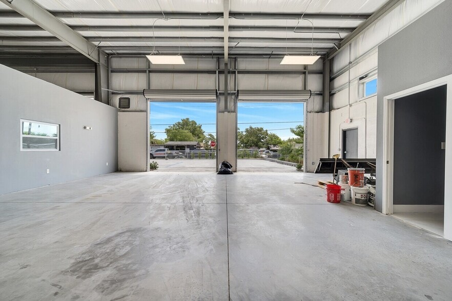 More Photos Of 560 Barry St, Orlando Warehouse For Sale