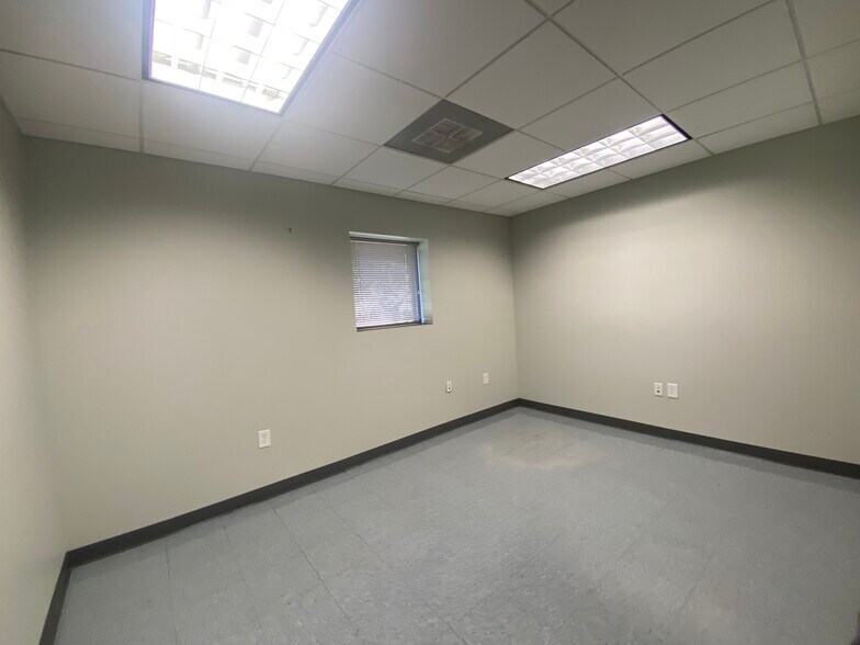 More Photos Of 7030 Wespark Cir, Beaumont Warehouse For Lease