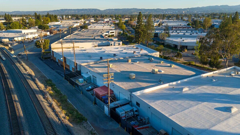 More Photos Of 9362 Eton Ave, Chatsworth Warehouse For Lease