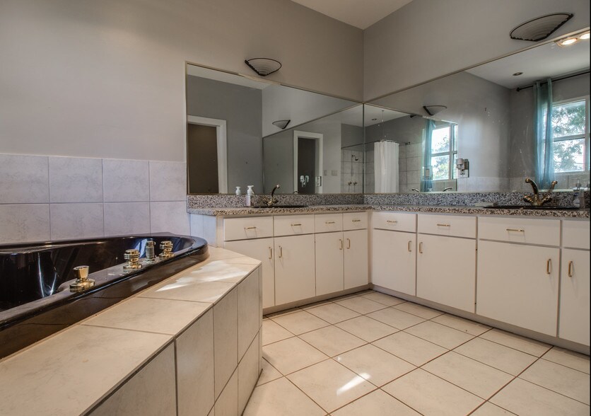 More Photos Of 4235 Cedar Springs Rd, Dallas Office For Sale