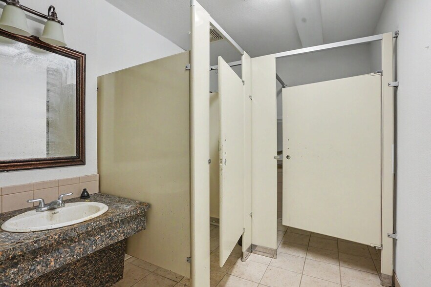 More Photos Of 1220 S Broadway, Hobart Office For Sale