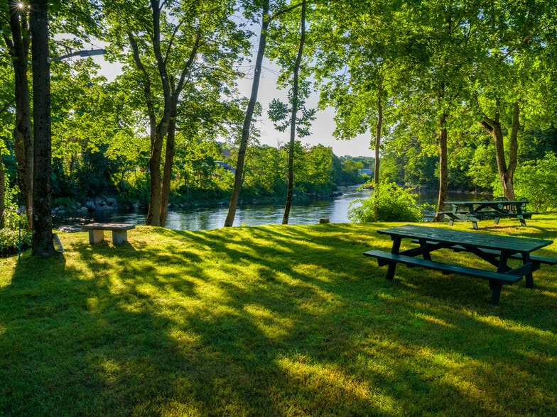 More Photos Of 8 South St, Ellsworth General Retail For Sale