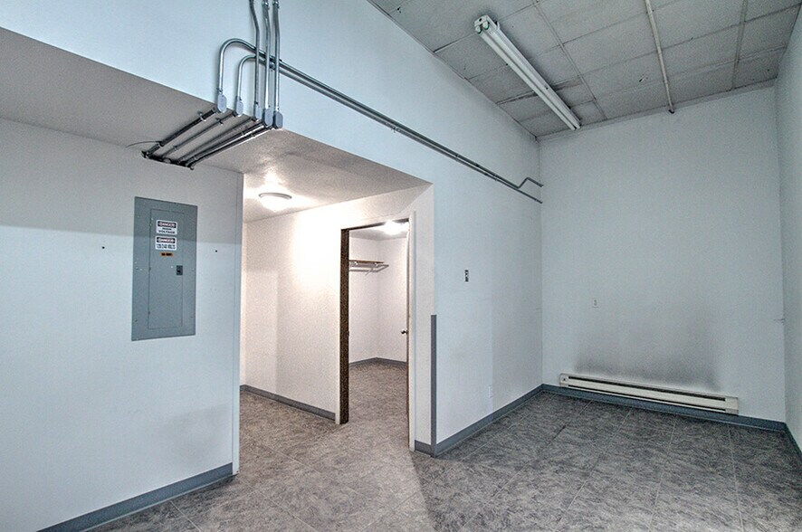 More Photos Of 225 West St, Evanston Light Manufacturing For Sale