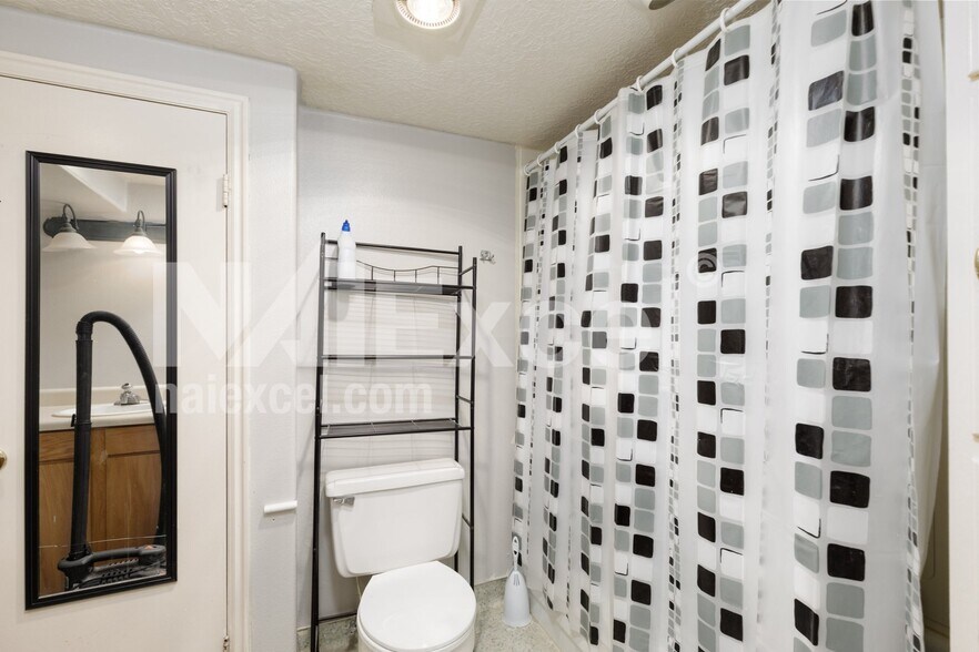 More Photos Of 1545 W State St, Hurricane Veterinarian Kennel For Sale