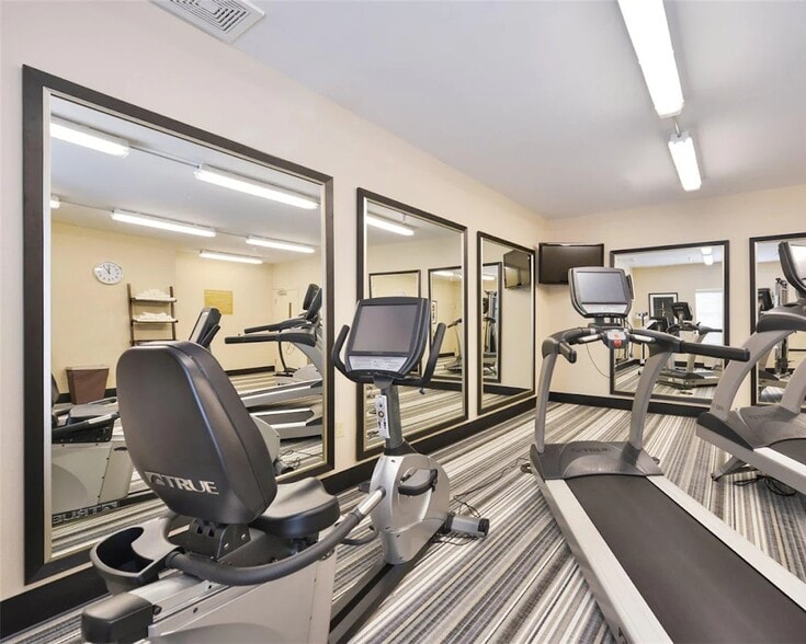 More Photos Of 413 Port View Dr, Harrisburg Hotel For Sale
