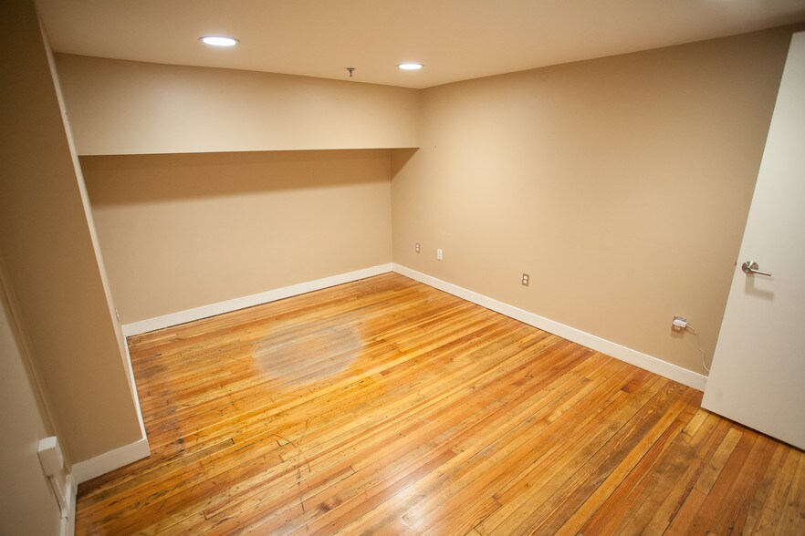 More Photos Of 301 W Broughton St, Savannah Loft Creative Space For Lease