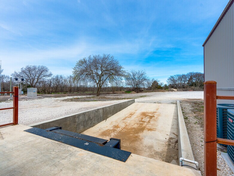 More Photos Of 122 N Hickory, Roff Flex For Sale