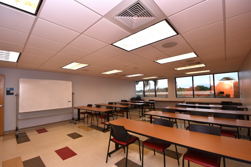 More Photos Of 6565 Taft St, Hollywood Schools For Lease