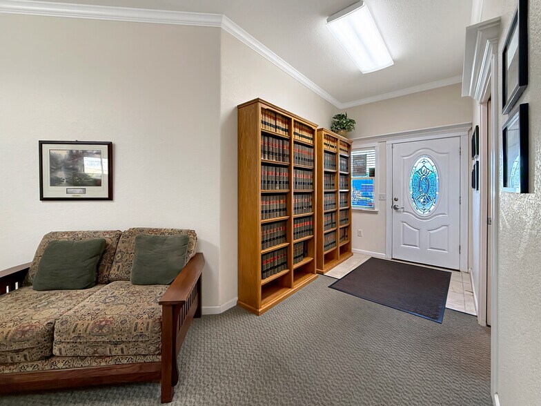 More Photos Of 624 Fleet St, Brookings Office For Sale
