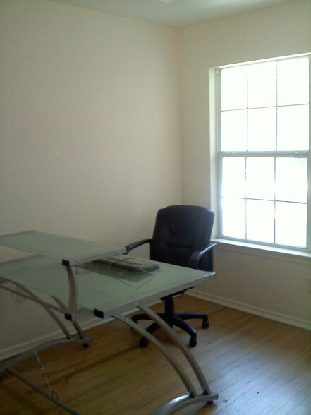 More Photos Of 1712 N Interstate 35, San Marcos Office For Sale