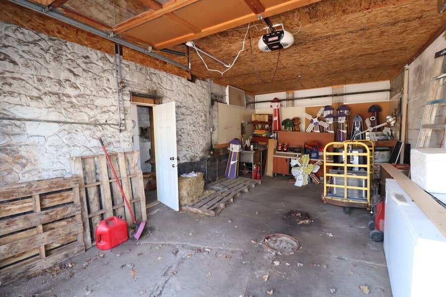 More Photos Of 22211 US Highway 63, Grand View Flex For Sale