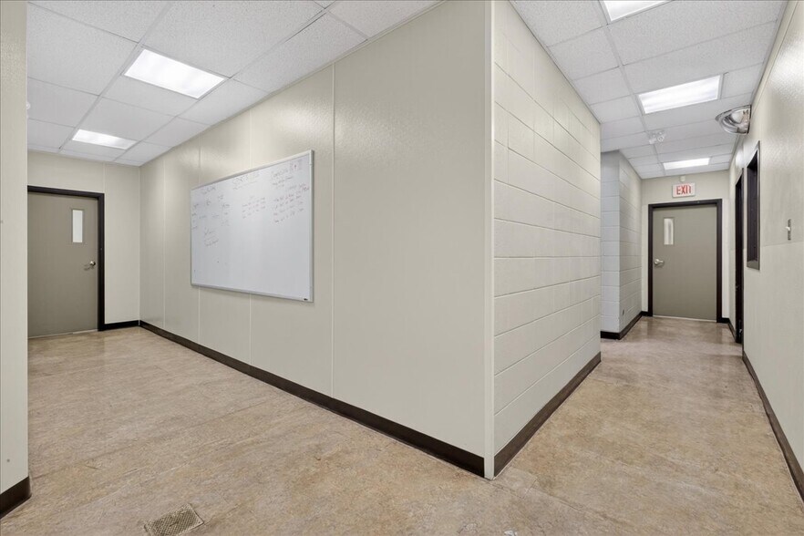 More Photos Of 11831 123 St NW, Edmonton Office For Sale