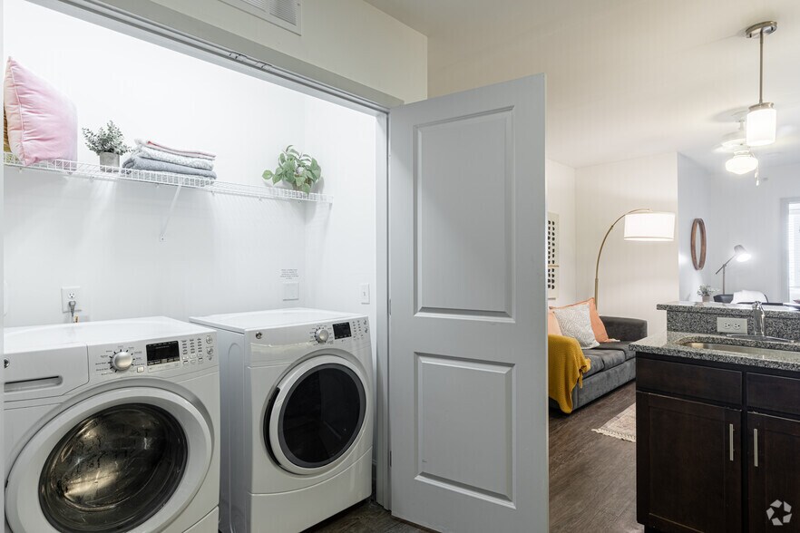 More Photos Of 165 W McMillan St, Cincinnati Apartments For Lease