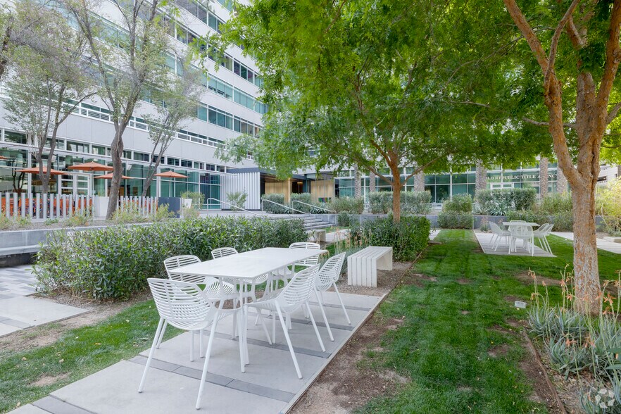 More Photos Of 2375 E Camelback Rd, Phoenix Office For Lease