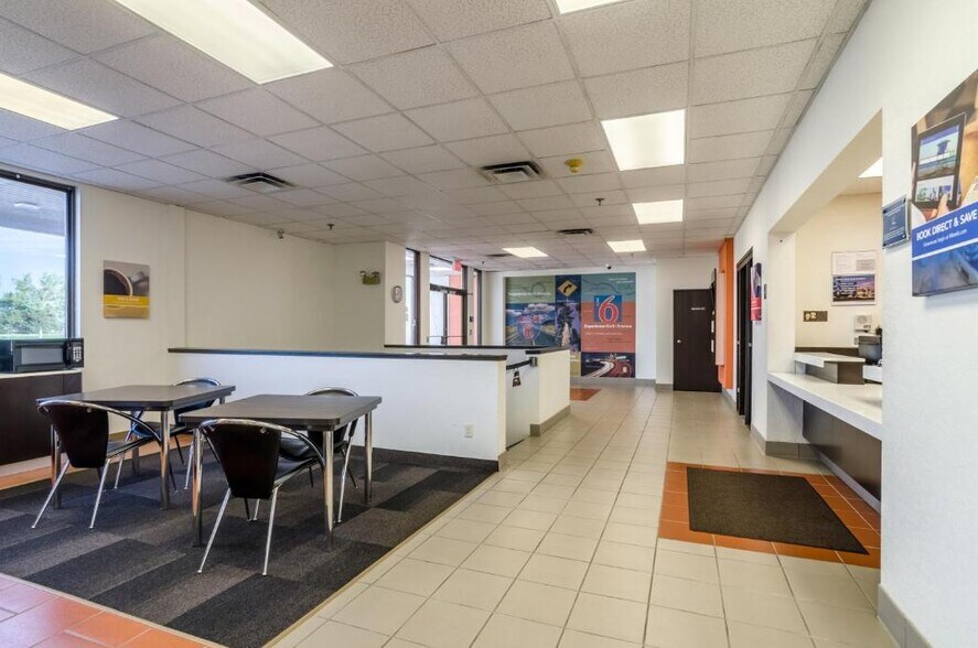 More Photos Of 4817 S Lincoln Ave, York Hotel For Sale