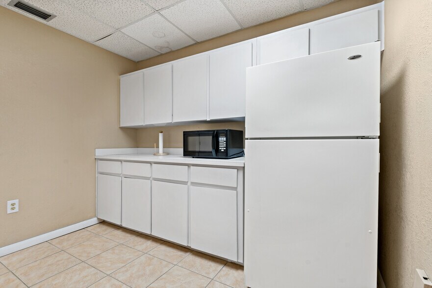 More Photos Of 567 Avenue K SE, Winter Haven Office For Sale