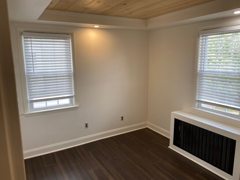 More Photos Of 1416 Sulphur Spring Rd, Arbutus Office Residential For Sale