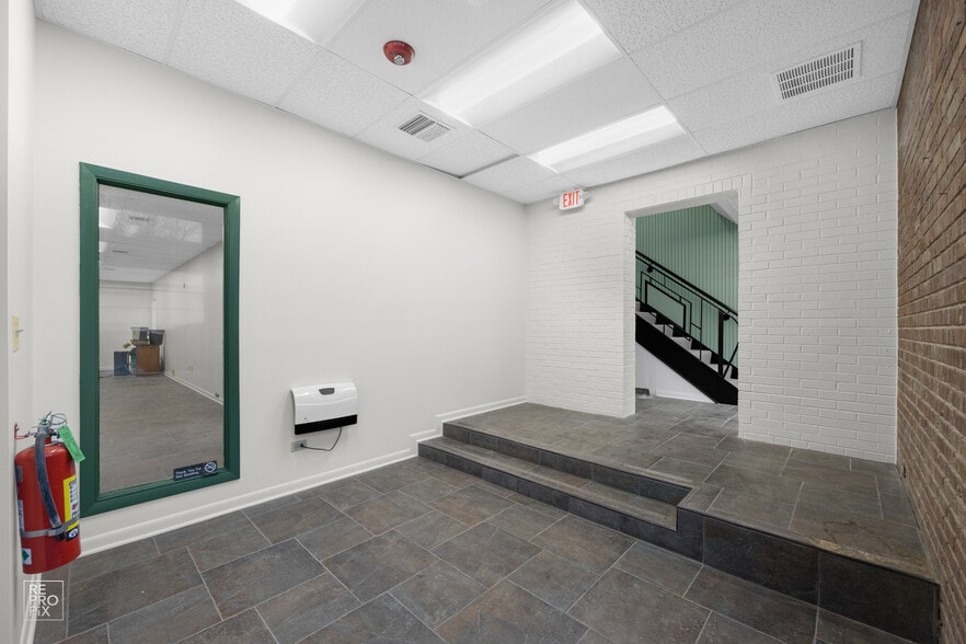 More Photos Of 223 Interstate Rd, Addison Light Manufacturing For Sale